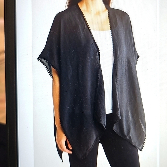 NWT Steve Madden Lace Inset Lightweight Knit Ruana w crochet. BLACK - Picture 1 of 7